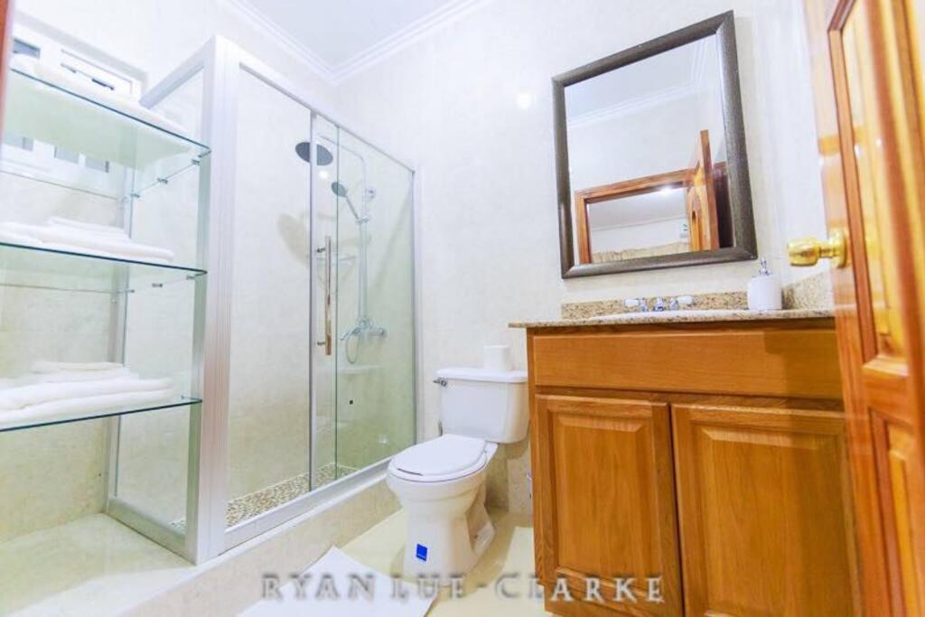 Shan'S Manor.... Excellent Location!!! 킹스톤 외부 사진